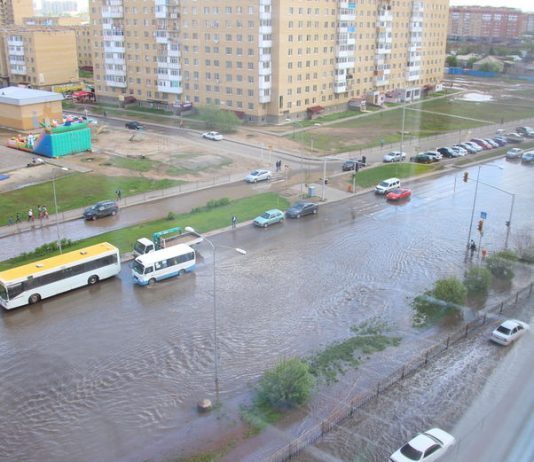 Дождь вновь затопил улицы и тротуары в Астане Дождь вновь затопил улицы и тротуары в Астане