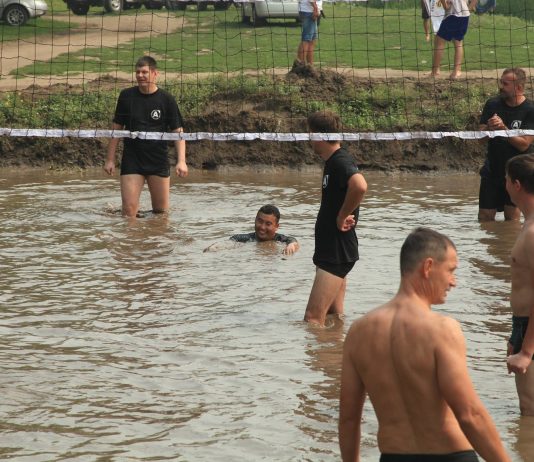 Костанайцы играли в грязи, чтобы помочь тяжелобольной девочке чтобы помочь тяжелобольной девочке