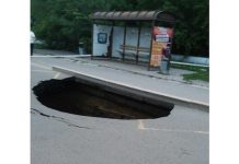 Яма, способная «проглотить» автомобиль, образовалась на проезжей части в Караганде способная "проглотить" автомобиль