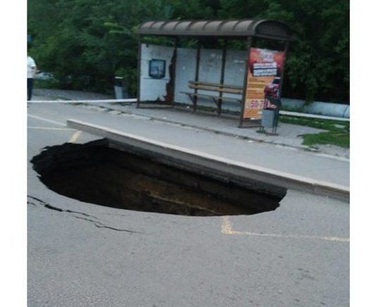 Яма, способная «проглотить» автомобиль, образовалась на проезжей части в Караганде способная "проглотить" автомобиль