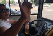 Высунувший ногу из окна водитель автобуса возмутил жителей и гостей Астаны