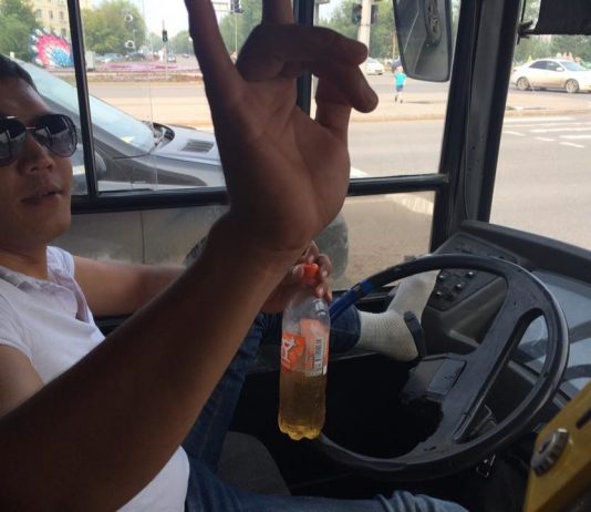 Высунувший ногу из окна водитель автобуса возмутил жителей и гостей Астаны