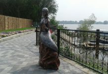В Павлодаре скульптуру русалки взяли под беспрецедентную охрану