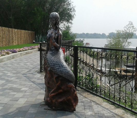 В Павлодаре скульптуру русалки взяли под беспрецедентную охрану