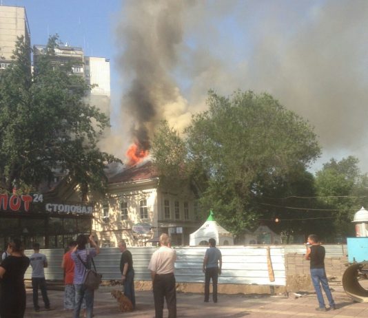 В Алматы на Арбате горит здание с рестораном и кафе