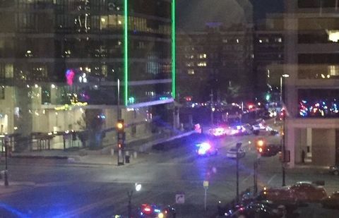 В сети появилось видео расстрела американских полицейских в Далласе В сети появилось видео расстрела американских полицейских в Далласе