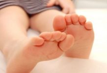 Новорождённую девочку, выброшенную в туалет в Алматинской области, теперь не могут поделить родственники Новорождённую девочку