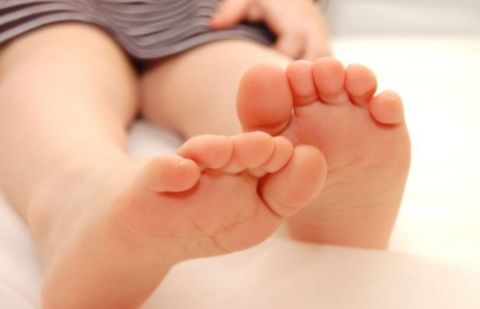 Новорождённую девочку, выброшенную в туалет в Алматинской области, теперь не могут поделить родственники Новорождённую девочку