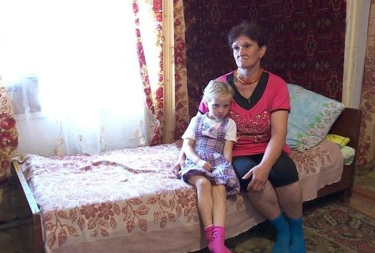 Пятилетняя девочка, страдающая от рака третьей стадии, живёт в полуразрушенном доме в Костанае страдающая от рака третьей стадии