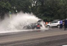 Из-за лопнувшей трубы теплотрассы полностью залило авто в Алматы Из-за лопнувшей трубы теплотрассы полностью залило авто в Алматы