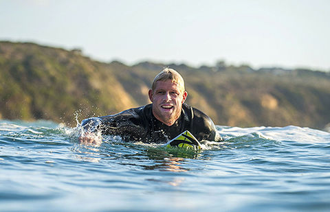 Сёрфер, переживший нападение акулы, выиграл турнир в ЮАР Сёрфер