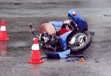 Мотоциклист на высокой скорости врезался в «Жигули» в Шымкенте Мотоциклист на высокой скорости врезался в "Жигули" в Шымкенте