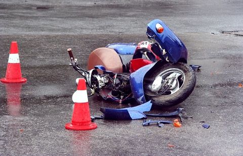 Мотоциклист на высокой скорости врезался в «Жигули» в Шымкенте Мотоциклист на высокой скорости врезался в "Жигули" в Шымкенте