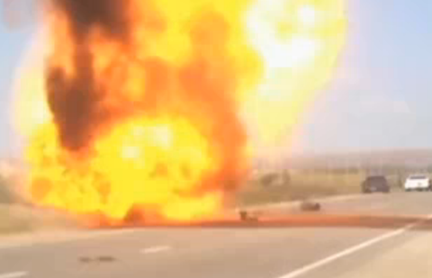 На трассе под Таразом взорвалась Audi На трассе под Таразом взорвалась Audi