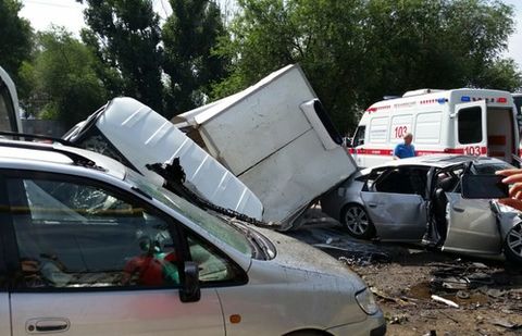 В массовом ДТП в Алматы пострадала беременная женщина В массовом ДТП в Алматы пострадала беременная женщина