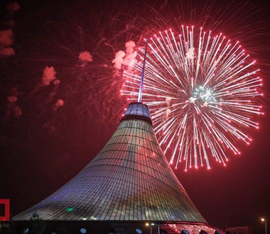 Грандиозный салют стал кульминацией торжественных мероприятий в Астане Грандиозный салют стал кульминацией торжественных мероприятий в Астане