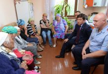 Аким Алматы Бауыржан Байбек навестил семью погибшего в теракте полицейского Аким Алматы Бауыржан Байбек навестил семью погибшего в теракте полицейского