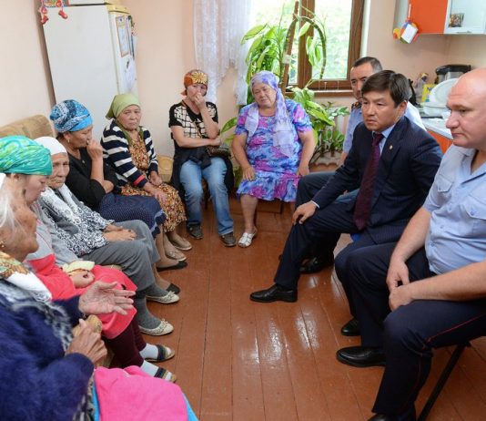 Аким Алматы Бауыржан Байбек навестил семью погибшего в теракте полицейского Аким Алматы Бауыржан Байбек навестил семью погибшего в теракте полицейского