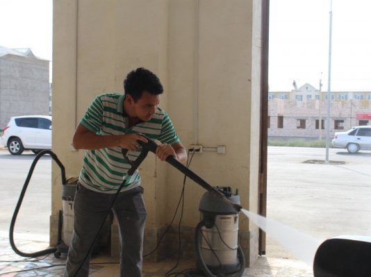 Танцующий в маске мойщик показал лицо