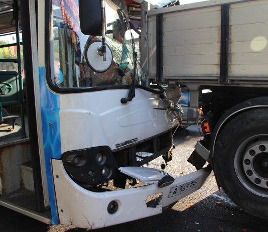 Водитель и около 10 пассажиров автобуса пострадали в ДТП